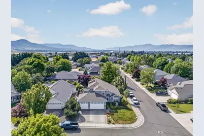 997 N Mountain Avenue, Central Point, OR 97502 - Photo 1