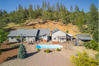 158 Rockingham Circle, Eagle Point, OR 97524 - Photo 2
