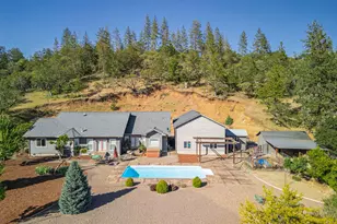 158 Rockingham Cir, Eagle Point, OR 97524 - Photo 2