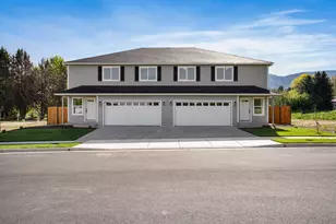 167 SE Champagne Ct, Grants Pass, OR 97527 - Photo 2