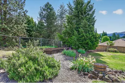 1568 Angelcrest Drive, Medford, OR 97504 - Photo 38