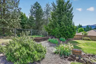 1568 Angelcrest Dr, Medford, OR 97504 - Photo 38