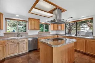 1568 Angelcrest Dr, Medford, OR 97504 - Photo 14