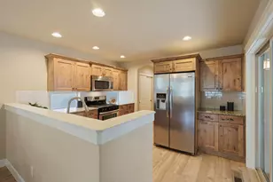 61138 SE Sydney Harbor Dr, Bend, OR 97702 - Photo 14