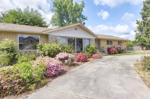1195 E Park St, Grants Pass, OR 97527 - Photo 2