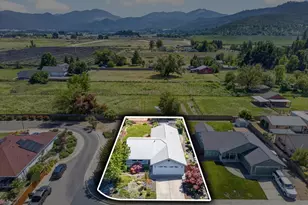 124 Samuel Ln, Phoenix, OR 97535 - Photo 2