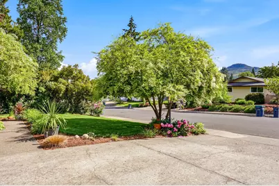 533 N Wexford Circle, Medford, OR 97504 - Photo 4