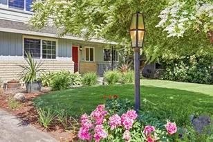 533 N Wexford Cir, Medford, OR 97504 - Photo 2