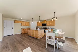 171 SE Champagne Ct, Grants Pass, OR 97527 - Photo 4