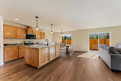 171 SE Champagne Court, Grants Pass, OR 97527 - Photo 8