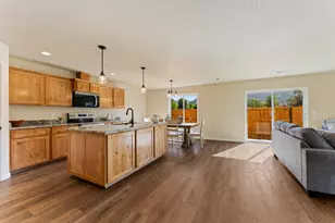 171 SE Champagne Ct, Grants Pass, OR 97527 - Photo 8