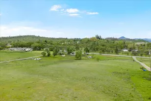 963 Stevens Rd, Eagle Point, OR 97524 - Photo 1