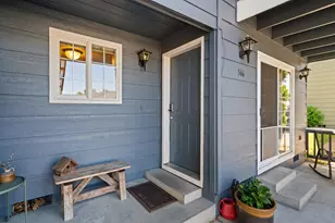 566 Village Dr, Central Point, OR 97502 - Photo 2