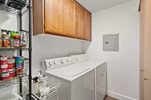 566 Village Dr, Central Point, OR 97502 - Photo 20