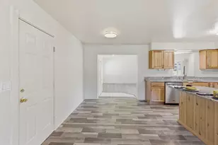 1225 SE Grandview Ave, Grants Pass, OR 97527 - Photo 6