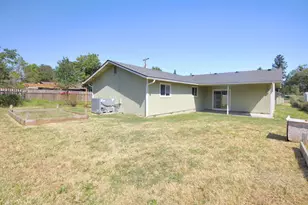 1225 SE Grandview Ave, Grants Pass, OR 97527 - Photo 18