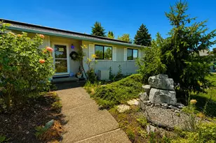523 Golf View Dr, Medford, OR 97504 - Photo 2