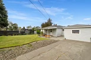 946 SW 13th St, Redmond, OR 97756 - Photo 40