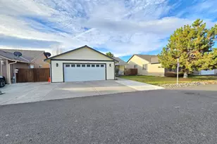 577 SE Sugar Pine Way, Madras, OR 97741 - Photo 2