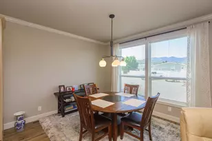 333 Mountain View Dr, Talent, OR 97540 - Photo 4