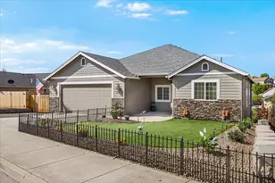 1174 Highlands Dr, Eagle Point, OR 97524 - Photo 2