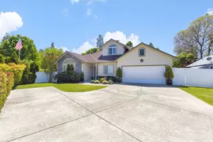 1211 SW Ironwood Dr, Grants Pass, OR 97526 - Photo 2