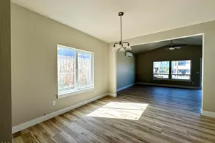 313 E Rapp Rd, Talent, OR 97540 - Photo 6
