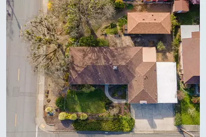 1502 NW Lawnridge Avenue, Grants Pass, OR 97526 - Photo 4
