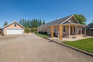 829 Hazel St, Central Point, OR 97502 - Photo 2