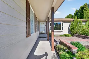 2273 NE Wintergreen Dr, Bend, OR 97701 - Photo 2