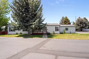 1815 NE 6th St, Redmond, OR 97756 - Photo 2