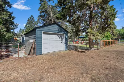 565 SE Woodland Boulevard, Bend, OR 97702 - Photo 40