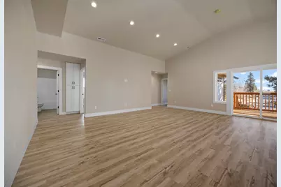 1175 Orange Blossom Drive #129, Klamath Falls, OR 97601 - Photo 4