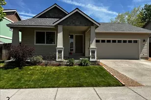 242 NW 25th St, Redmond, OR 97756 - Photo 2