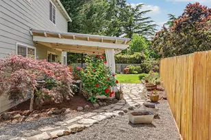 575 Carriage Ct, Jacksonville, OR 97530 - Photo 6