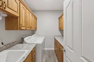 965 NW Valley View Dr, Grants Pass, OR 97526 - Photo 24
