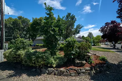 911 La Loma Drive, Medford, OR 97504 - Photo 46
