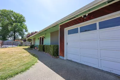 960 Schroeder, Grants Pass, OR 97527 - Photo 2