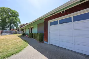 960 Schroeder, Grants Pass, OR 97527 - Photo 2