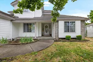 752 Mallory Ct, Central Point, OR 97502 - Photo 2