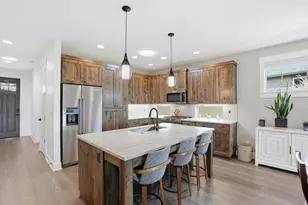 2736 NW Fairway Heights Dr, Bend, OR 97703 - Photo 8
