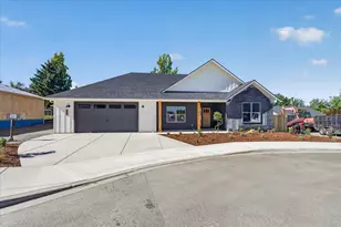 3304 Tree Top Dr, Medford, OR 97504 - Photo 2