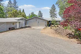 758 Summit Loop, Grants Pass, OR 97527 - Photo 2