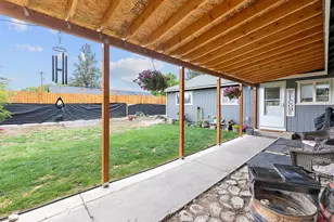 276 NE 10th St, Madras, OR 97741 - Photo 2