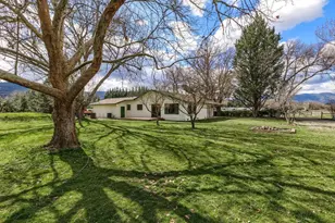 3522 Bellinger Ln, Medford, OR 97501 - Photo 2