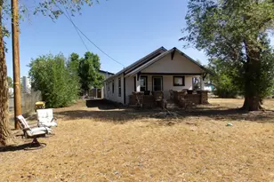 411 SE Evergreen Ave, Redmond, OR 97756 - Photo 2