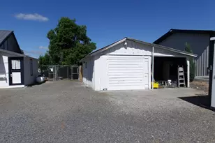 411 SE Evergreen Ave, Redmond, OR 97756 - Photo 6