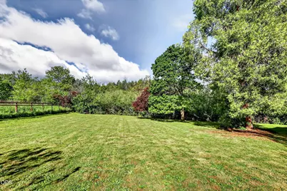 2076 Magnolia Avenue, Medford, OR 97501 - Photo 32