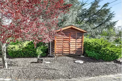 2076 Magnolia Avenue, Medford, OR 97501 - Photo 4