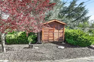 2076 Magnolia Ave, Medford, OR 97501 - Photo 4